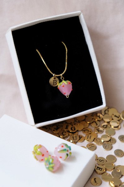 Murano Pembe Çilekli Kolye (İSTENİLEN HARFTE ÜRETİLİR)